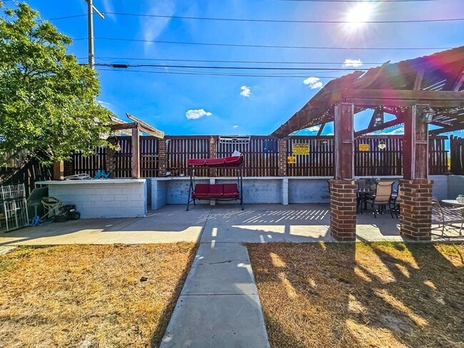 Building Photo - 2673 Crown View Drive