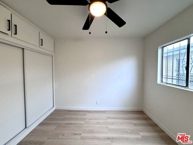 Building Photo - 1540 W 60th St