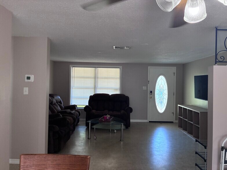Building Photo - 8019 Portage Dr