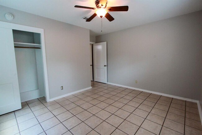 Building Photo - 5712 Fairlane Dr