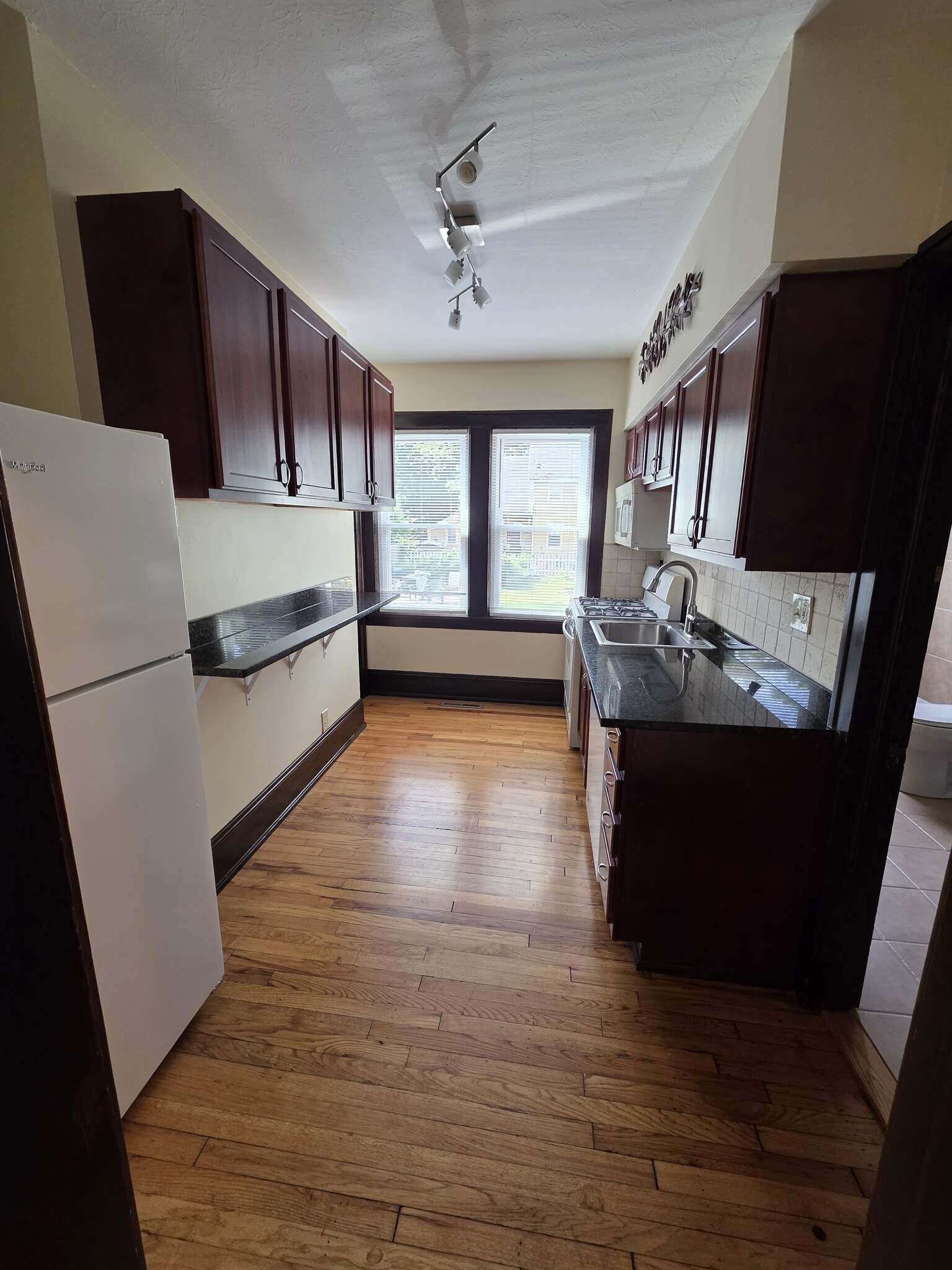 Building Photo - 1745 W 31st Pl