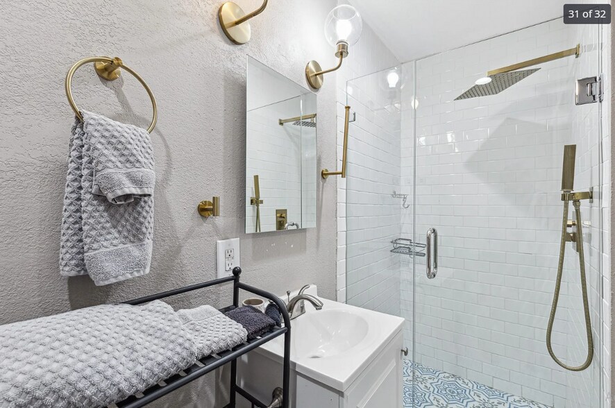 Building Photo - 318 S Montreal Ave