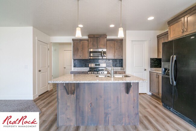 Building Photo - Adorable Stand Alone 4 Bedroom Corner Unit with Fully Fenced Backyard. Small Dogs Welcome.