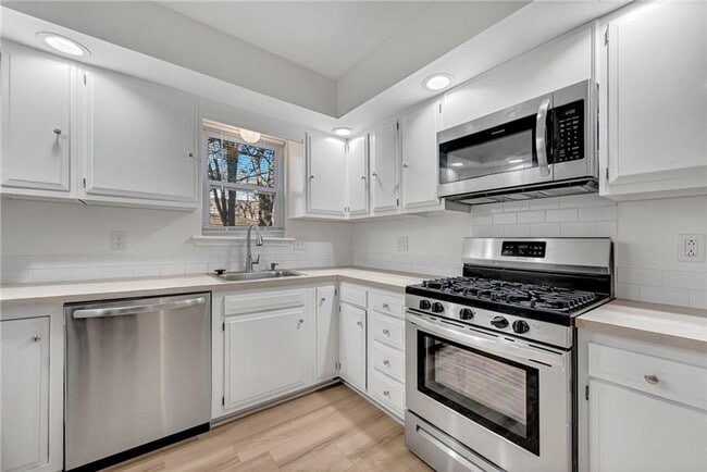 Building Photo - 14804 Dutchmans Dr