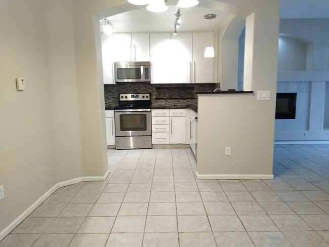 Building Photo - Beautifull Spacious 2 Bedroom 2 Bath Townh...