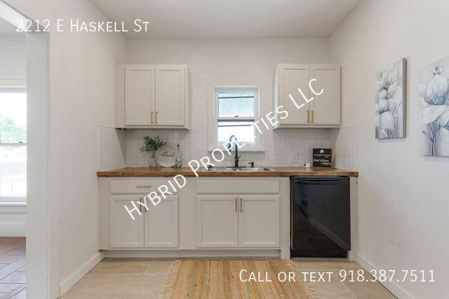 Building Photo - 2212 E Haskell St