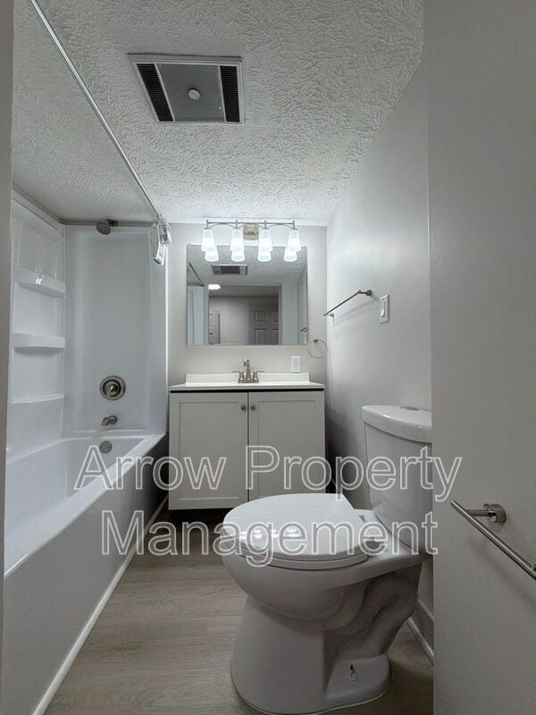 Building Photo - 622 New Hampshire St