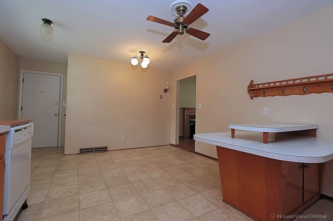 Building Photo - House Close To Campus- Available in June 2026