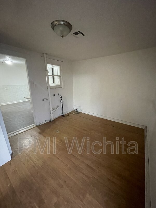 Building Photo - 420 S Kessler St