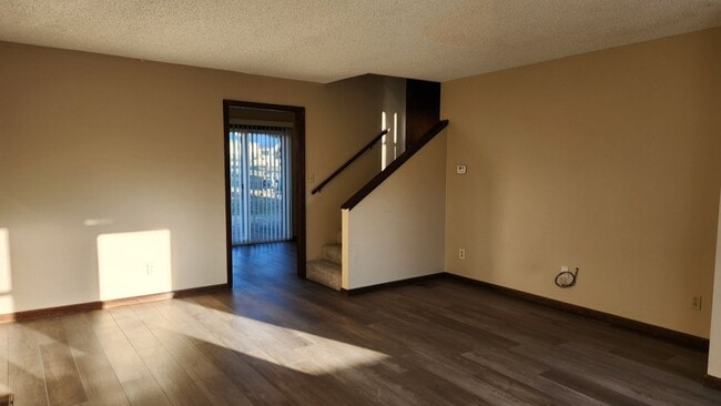 Building Photo - 2 bedroom on quiet street!