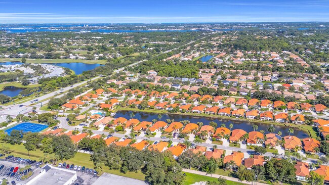 Building Photo - 2735 SW Mariposa Cir