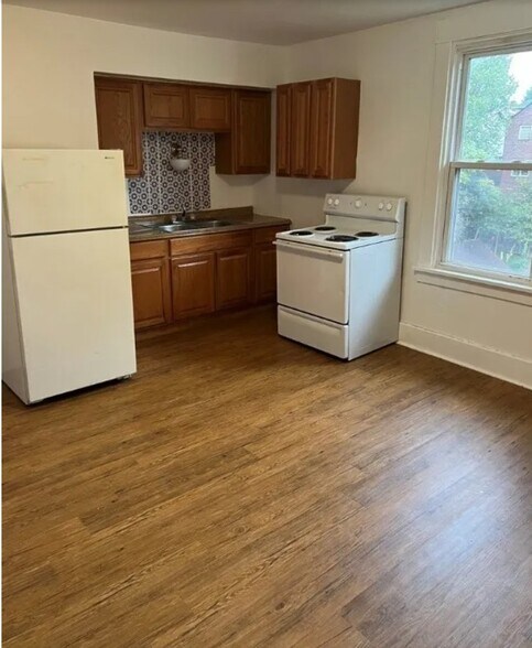 Primary Photo - 121 Sumner Ave
