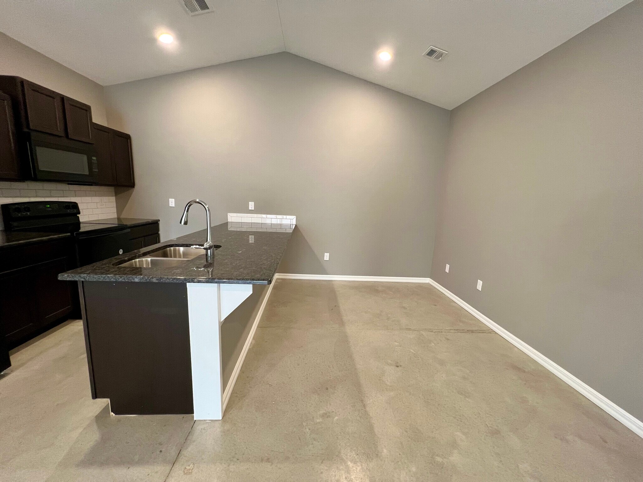 Building Photo - 4801 N Hillside Ct