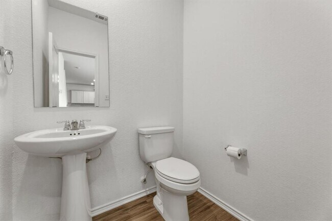 Building Photo - 913 Legends Ln