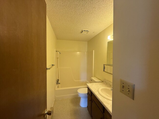 Building Photo - Two bedroom, one and half bathroom, modernly updated townhome!