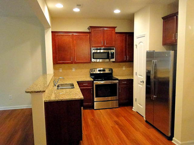 Building Photo - 3 Bedroom, 2.5 Bathroom Townhome with Office!