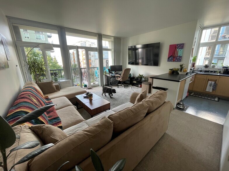 Big living room with 10' ceilings - 2717 Western Ave