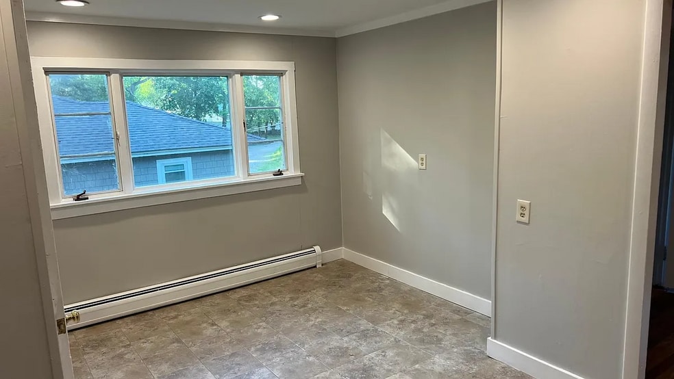 Eat-in kitchen - 102 Main St