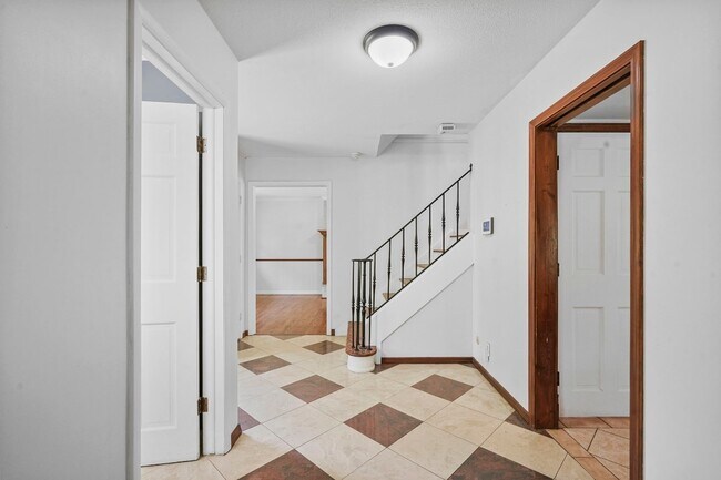 Building Photo - 300 Murray Hill Rd