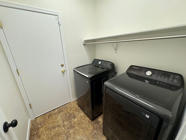 Building Photo - 4133 E Cherry Hills Dr