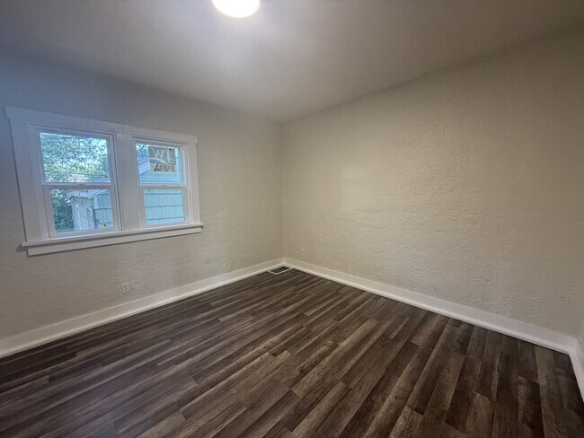 Building Photo - 2804 Kenmore Ave