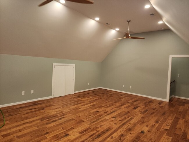 Building Photo - Incredible Spacious Home in Five Lakes!