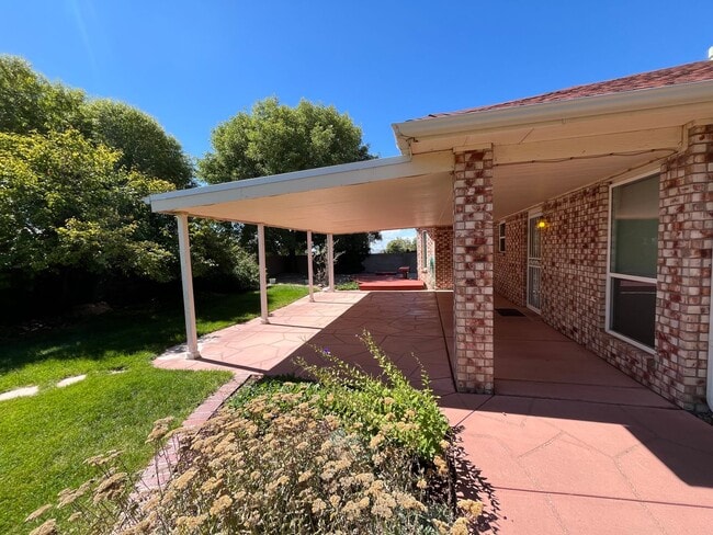 Building Photo - Quaint 3 Bedroom 2 Bathroom Home In Quinte...