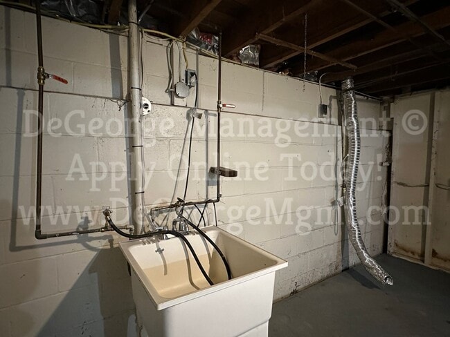 Building Photo - Gorgeous Spacious 4 Bedroom 1.5 Bath Singl...