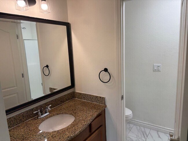 Building Photo - Charming 2 bedroom 2 bathroom Condo in Oceanside!