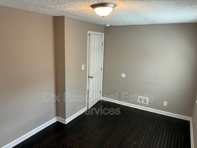 Building Photo - 3221 W Riverview Ave