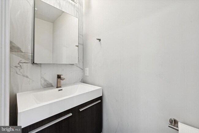 Building Photo - 700 Moyer St