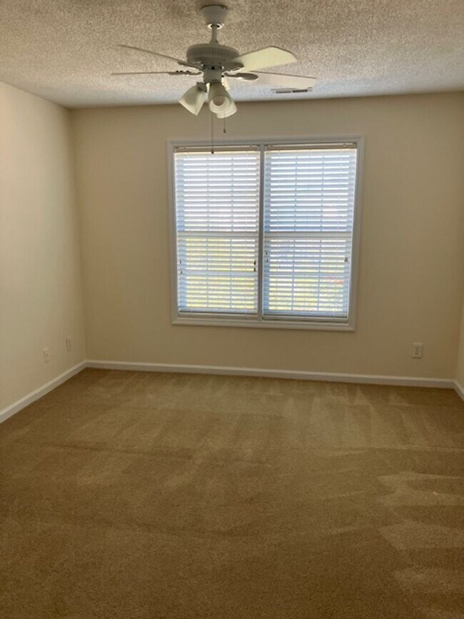 Building Photo - 715 Clearwater Ct