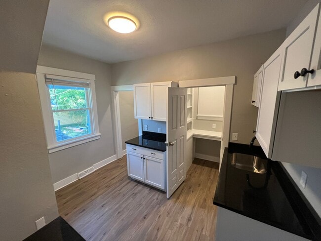Building Photo - Remodeled 2BR+ Home in Adams Park!