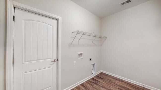 Building Photo - 3 Bedroom 2.5 Bathroom Townhome - The Comm...
