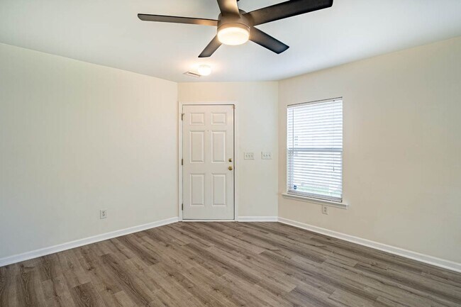 Building Photo - 718 Delta Downs Dr
