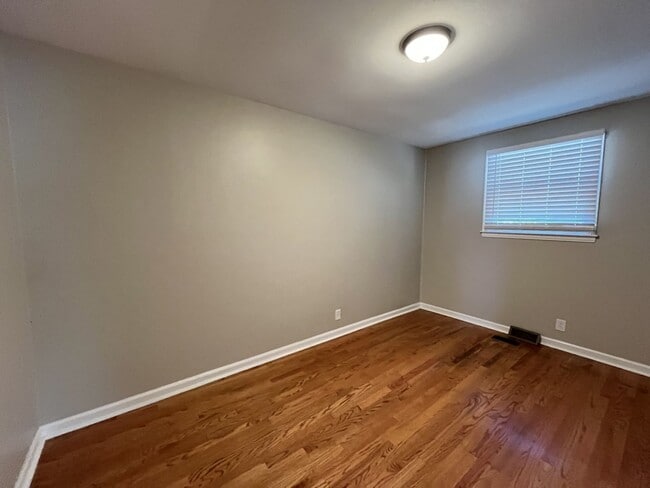 Building Photo - COMING SOON! 2 Bedroom Duplex Close to MTS...