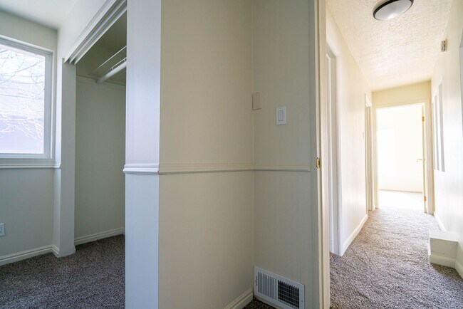 Building Photo - Spacious & Updated 5 Bed Home in Prime Ogden Location