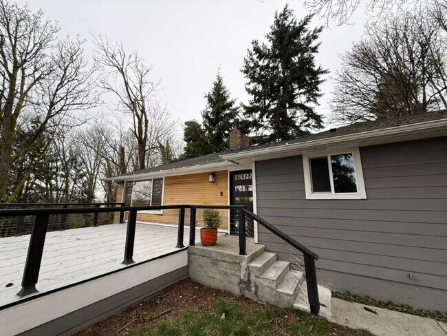 Building Photo - Stunning 4 Bed 3 Bathroom Home!