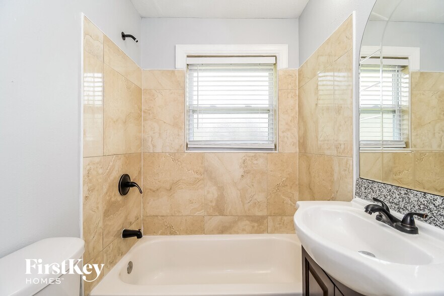 Building Photo - 1056 Busac Ave