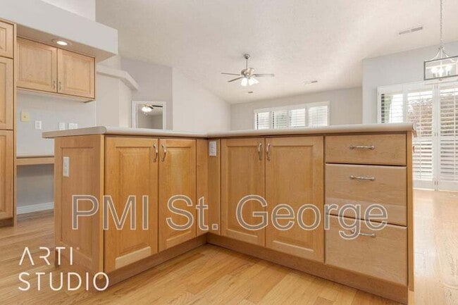 Building Photo - 545 S Valley View Dr