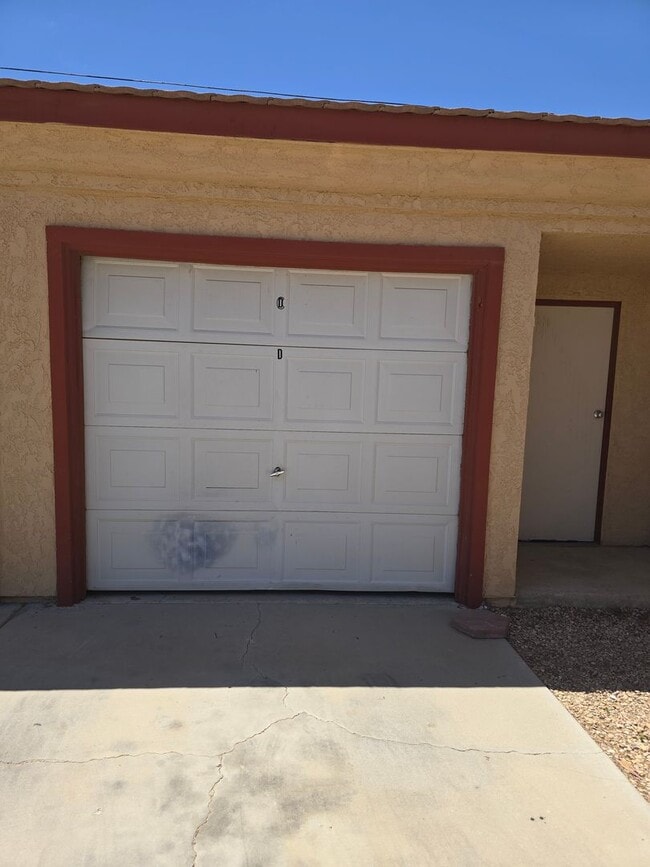 Building Photo - Upstairs/ Spacious/ 2 bedrooms / 2 bathrooms