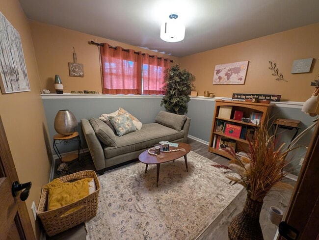 Building Photo - 607 Tamarack Dr W