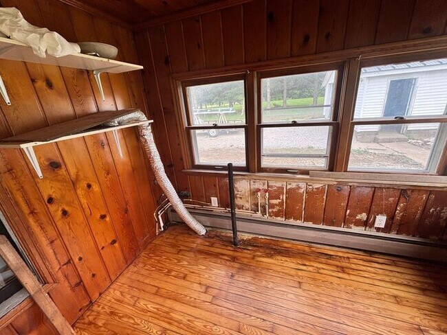 Building Photo - Charming Single-Family Home