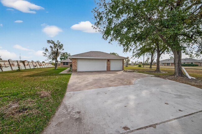 Building Photo - 10645 Oak Brook Dr