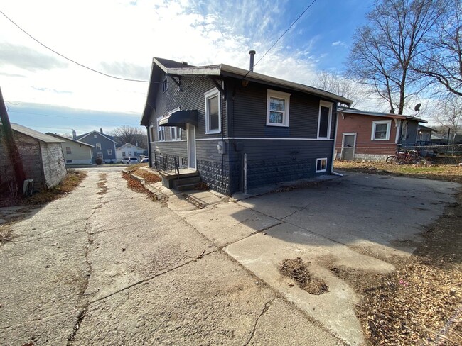 Building Photo - Fully Remodeled 3 Bedroom House!