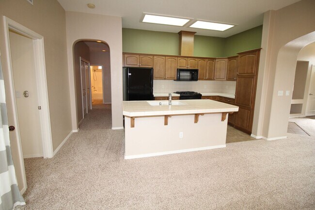 Building Photo - Cute Home in Fig Garden Gated Community.