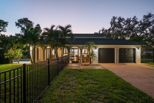 Building Photo - 612 Montezuma Dr