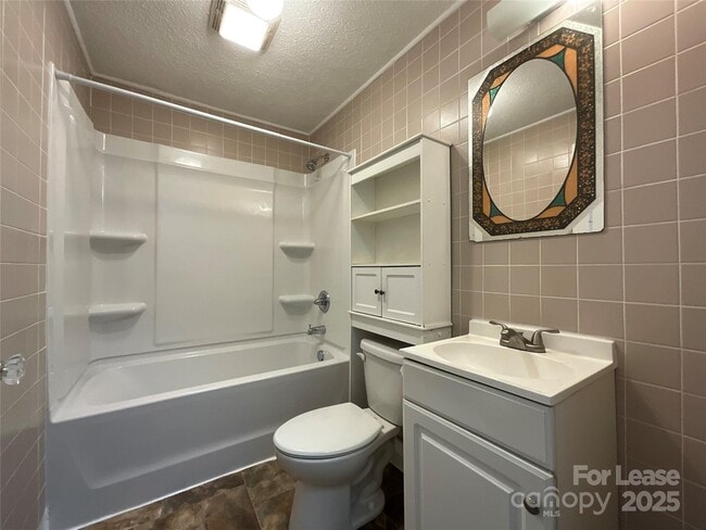 Building Photo - 607 Forest Ave