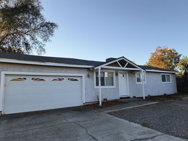 Building Photo - Country Ranch-Style In Fair Oaks