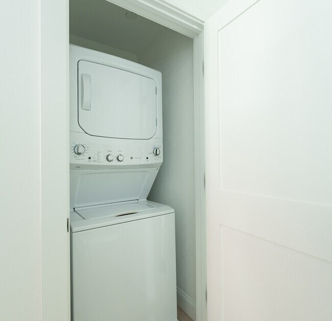 Building Photo - 7 Kenoza Ave